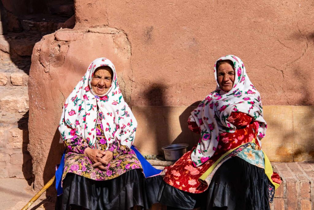イラン旅行_鮮やかなスカ－フを身に纏うアブヤーネの女性