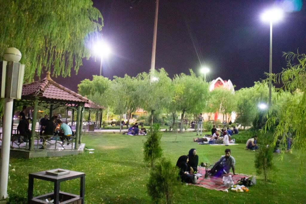 イラン旅行_ピクニックを楽しむ家族