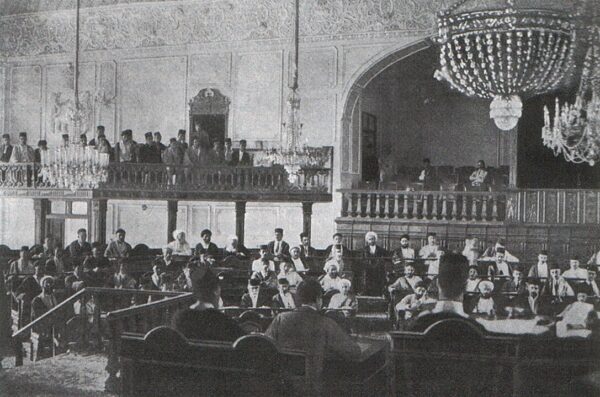 イランの歴史_1906年に開かれた国会の様子
